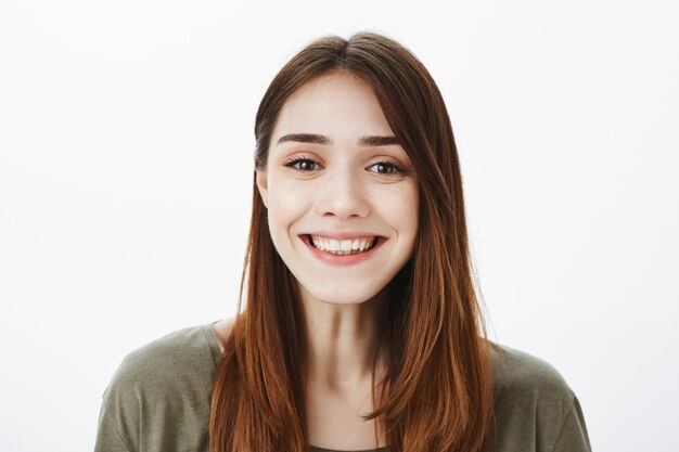 Retrato de uma mulher em uma camiseta verde escura