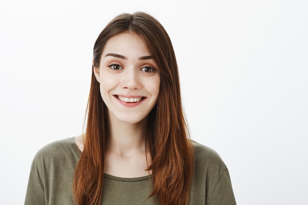 Retrato de uma mulher em uma camiseta verde escura