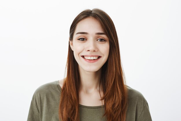 Retrato de uma mulher em uma camiseta verde escura