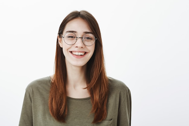 Retrato de uma mulher em uma camiseta verde escura