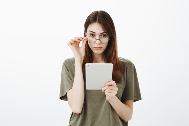 Retrato de uma mulher em uma camiseta verde escura