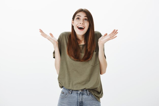 Retrato de uma mulher em uma camiseta verde escura