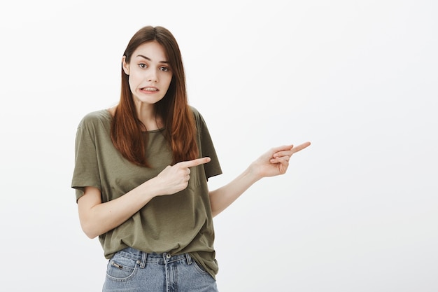 Retrato de uma mulher em uma camiseta verde escura