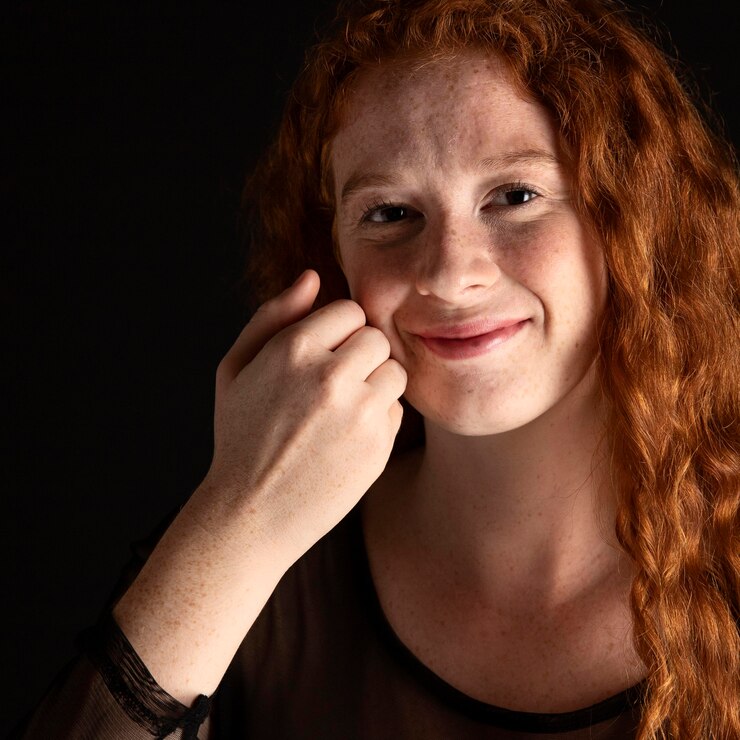 Foto grátis retrato de uma mulher ensinando linguagem de sinais com espaço de cópia
