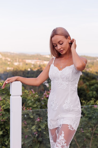 Foto grátis retrato de uma mulher europeia em vestido de noiva usando colar e anel.