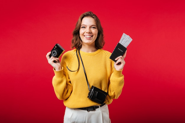 Foto grátis retrato de uma mulher feliz, segurando a câmera vintage