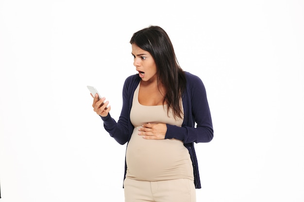 Retrato de uma mulher grávida frustrada confusa