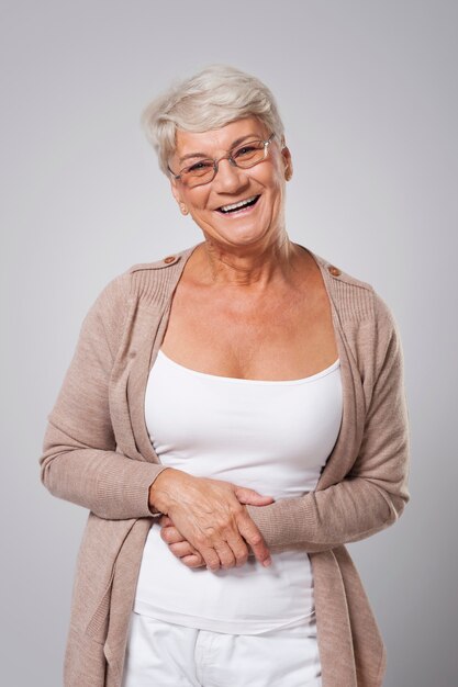 Retrato de uma mulher idosa feliz e elegante