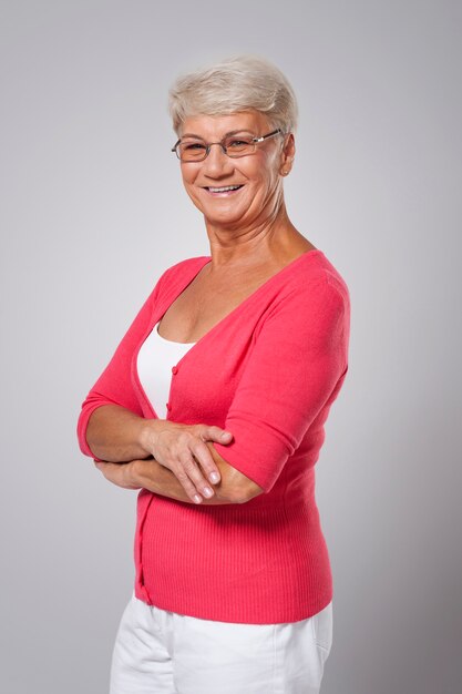 Retrato de uma mulher idosa sorridente