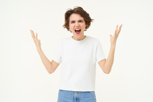 Foto grátis retrato de uma mulher irritada apertando as mãos e reclamando furiosa de frustração e decepção