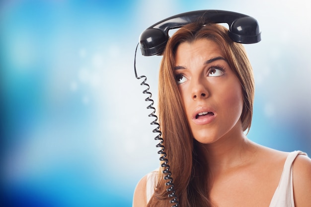 Foto grátis retrato de uma mulher jovem a pensar em uma chamada