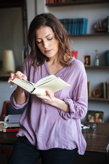 Retrato de uma mulher madura pensativa lendo livro