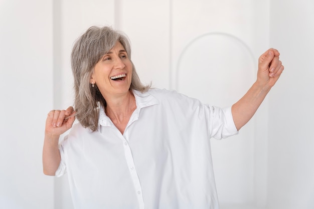 Foto grátis retrato de uma mulher mais velha bonita e sorridente