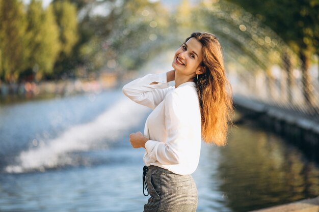 Retrato de uma mulher muito feliz no parque