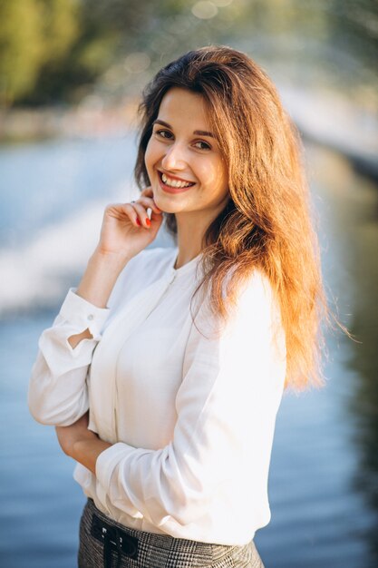 Retrato de uma mulher muito feliz no parque