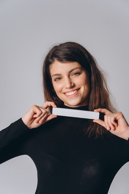 Retrato de uma mulher muito sorridente posando isolado