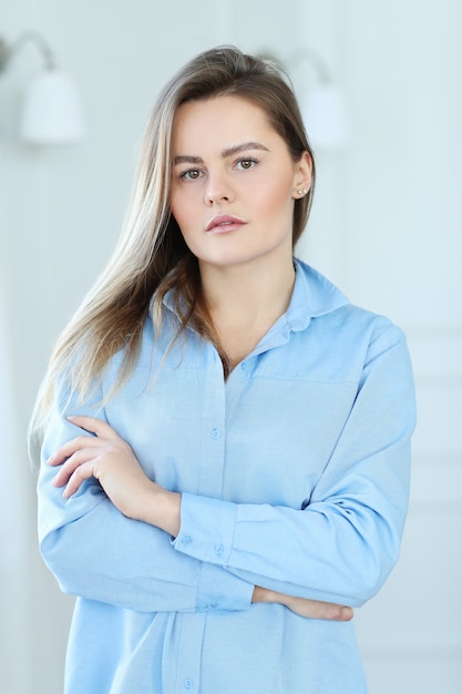 Retrato de uma mulher nova bonita