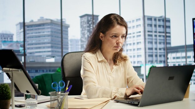 Retrato de uma mulher poderosa CEO trabalhando em um escritório corporativo moderno