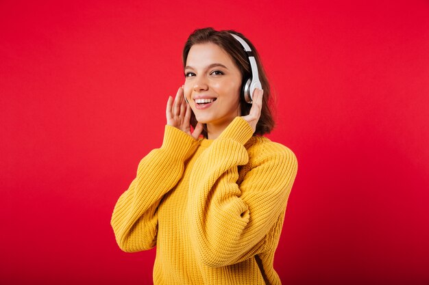 Retrato de uma mulher sorridente em fones de ouvido