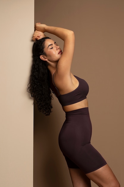 Foto grátis retrato de uma mulher vestida com shapewear