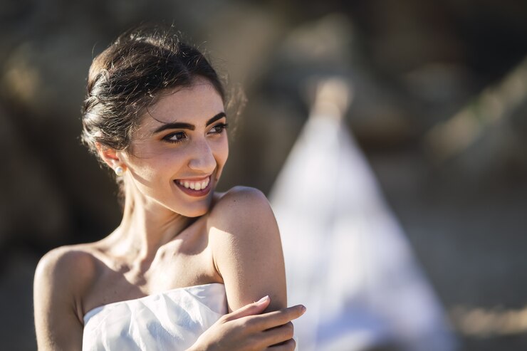 Foto grátis retrato de uma noiva morena caucasiana com um sorriso natural e feliz no rosto