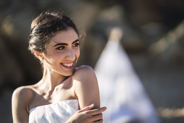 Retrato de uma noiva morena caucasiana com um sorriso natural e feliz no rosto