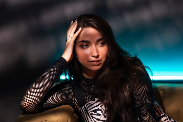 Retrato de uma pessoa que participa de uma festa de música techno vibrante