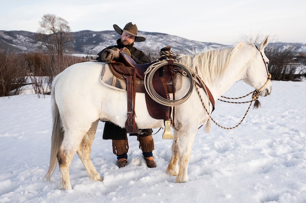 Retrato de vaqueiro com cavalo branco