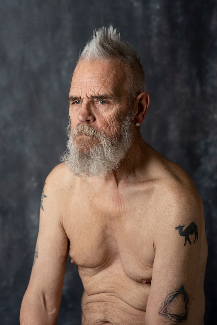 Foto grátis retrato de velho sensível em estúdio