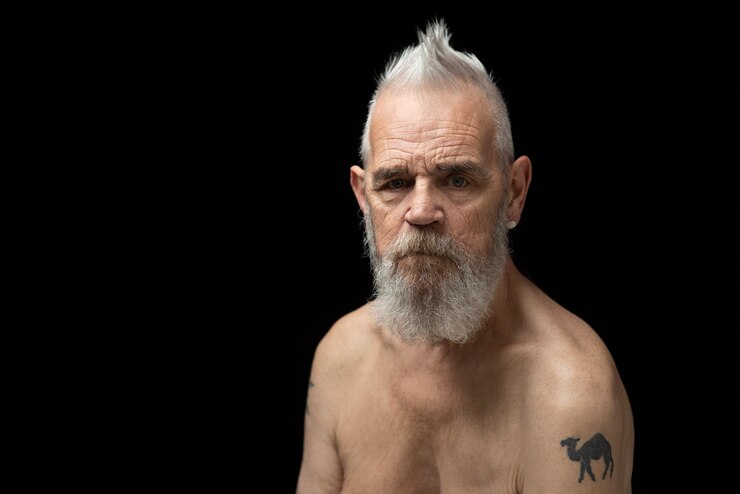 Foto grátis retrato de velho sensível em estúdio