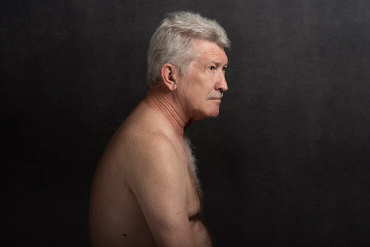 Foto grátis retrato de velho sensível em estúdio