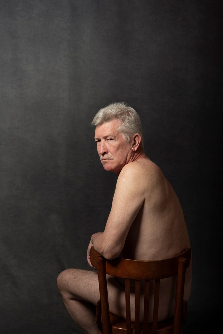 Foto grátis retrato de velho sensível em estúdio