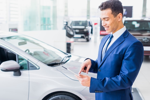 Foto grátis retrato, de, vendedor carro