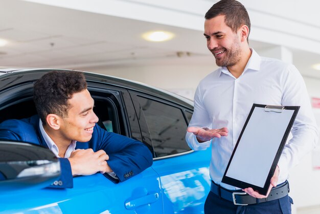 Retrato, de, vendedor, em, concessionária carro