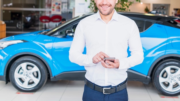 Foto grátis retrato, de, vendedor, em, concessionária carro