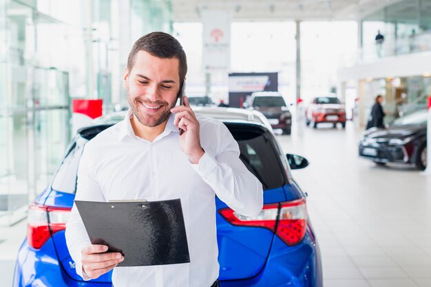 Retrato, de, vendedor, em, concessionária carro