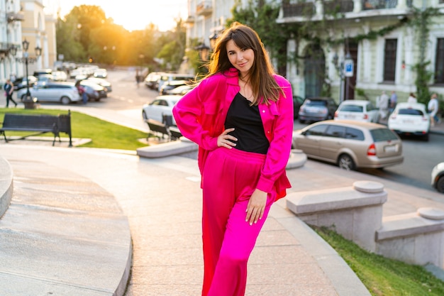 Foto grátis retrato de verão de mulher bonita brincalhão em elegante casaco rosa.