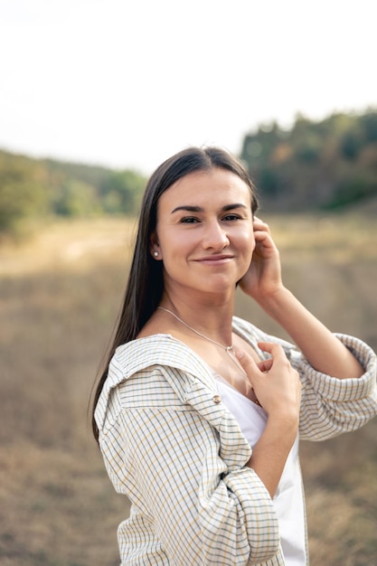 Foto grátis retrato de verão de uma jovem feliz no campo