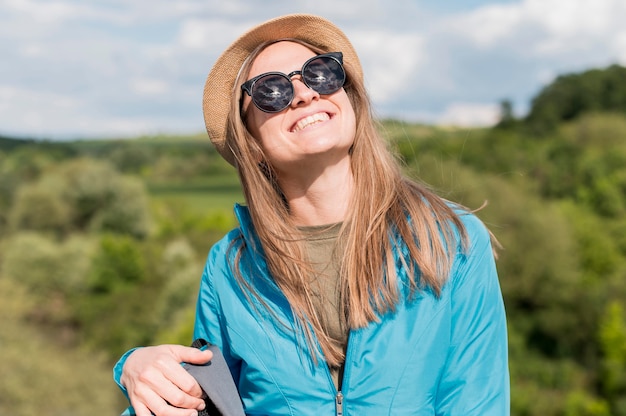 Foto grátis retrato de viajante feliz curtindo férias