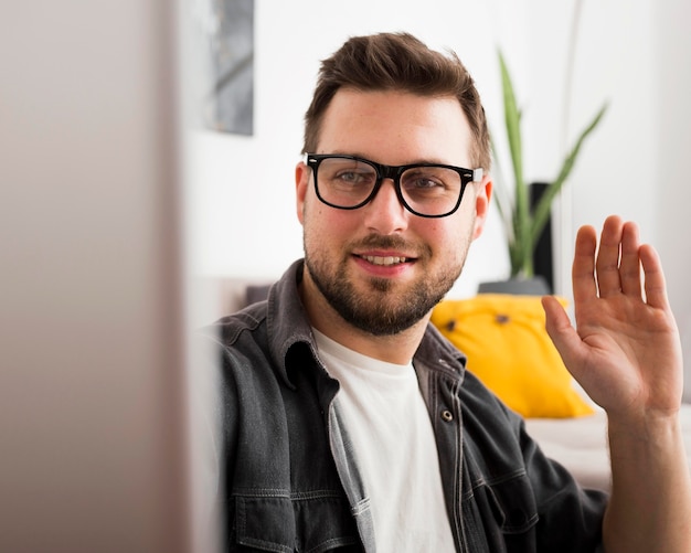 Retrato de vídeo-conferência adulto masculino em casa