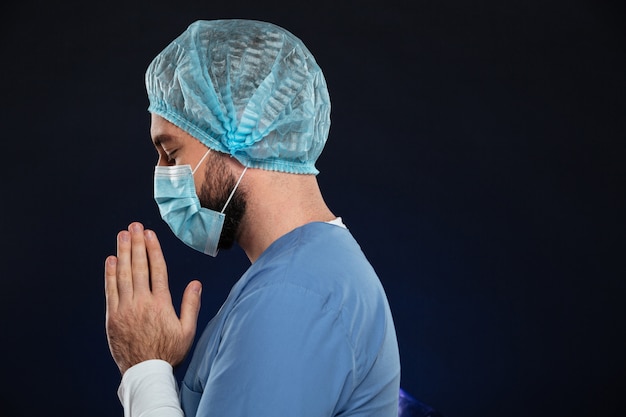 Retrato de vista lateral de um jovem cirurgião masculino
