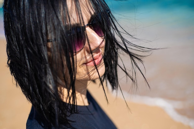 Retrato de vista lateral de uma mente relaxante de mulher na praia