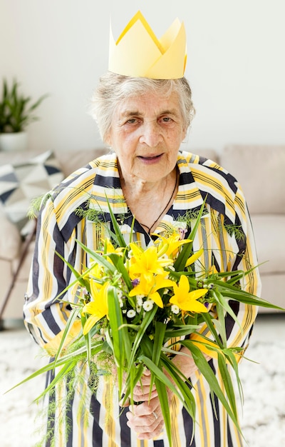 Retrato, de, vó, segurando flores