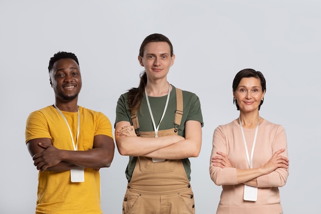 Foto grátis retrato de voluntários que organizaram doações para instituições de caridade