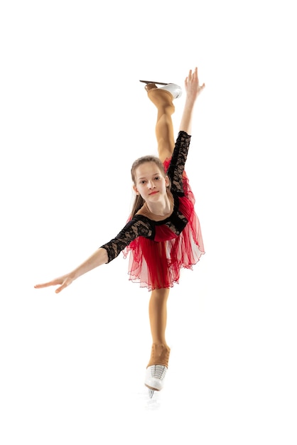 Retrato dinâmico do treinamento de patinadora artística de criança jovem isolado sobre fundo branco