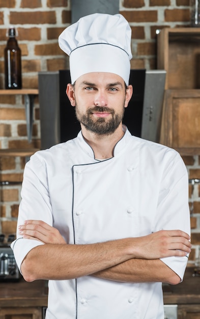 Retrato do chef masculino confiante na cozinha