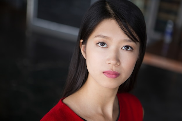 Retrato do close up da mulher bonita nova asiática