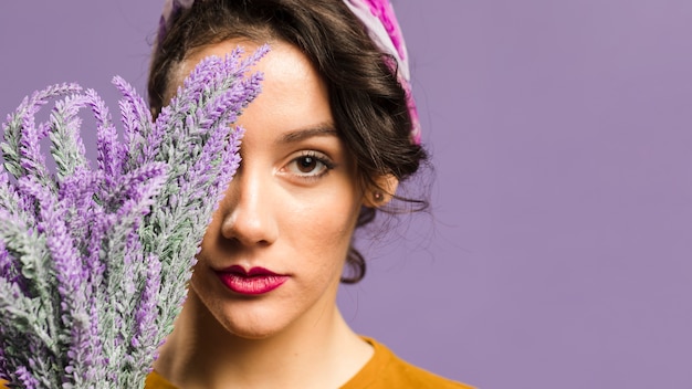 Retrato do close-up da mulher e lavanda