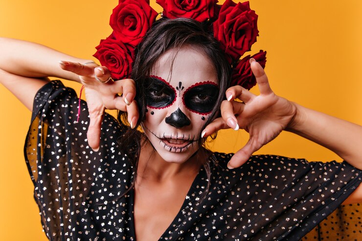 Foto grátis retrato do close-up de uma mulher assustadora com maquiagem de halloween. modelo muito feminino posando em trajes mexicanos no dia dos mortos.