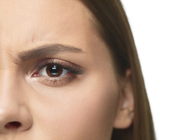 Retrato do close-up dos olhos e rosto de uma jovem com rugas.